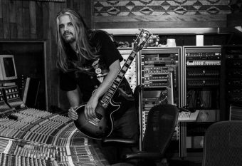 ギブソンから米国のロックバンド”トゥール”のギタリスト、 アダム・ジョーンズの最新シグネチャー・モデル 『Adam Jones 1979 Les Paul Custom』が全世界リリース