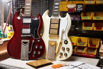 ギブソン・カスタムショップより 伝説のギター、SG誕生60周年を記念し、２つの記念モデルをリリース。『60th Anniversary 1961 Les Paul SG Standard with Sideways Vibrola in Cherry Red』 『60th Anniversary 1961 Les Paul SG Custom with Sideways Vibrola in Polaris White』