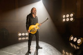 ギブソン・カスタムショップから、世界的スパニッシュ・ロックバンド ”Maná” のギタリスト  セルヒオ・バジンのシグネチャー・モデル『Sergio Vallin 1955 Les Paul Goldtop』がリリース
