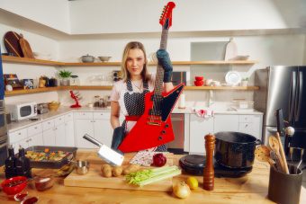 ギブソンから、米国ハードロック・バンド “ヘイルストーム”のボーカリスト/ギタリスト リジー・へイルの最新シグネチャー・モデル『Gibson Lzzy Hale Explorerbird』が発売！