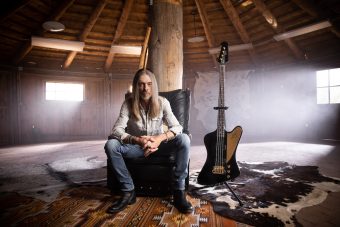 ギブソンから、パンテラのベーシスト レックス・ブラウンの最新シグネチャー・モデル『Rex Brown Signature Thunderbird Bass』が発売！