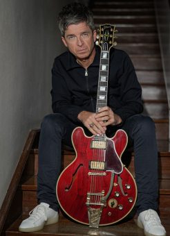ギブソン・カスタムショップから、ノエル・ギャラガーのシグネチャー・モデル『Noel Gallagher 1960 ES-355 Aged』がリリース