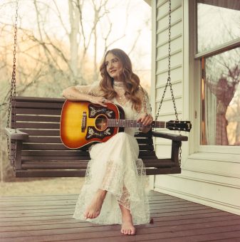 ギブソンから、米国のカントリーシンガー、マーゴ・プライスの シグネチャー・モデル『Margo Price J-45』がリリース