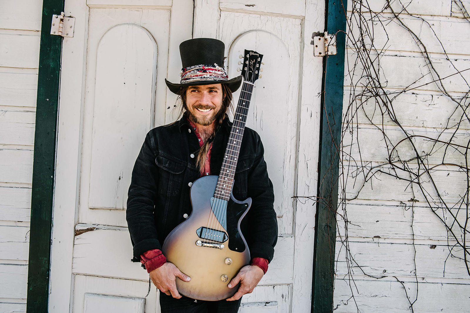 ギブソンから米国のシンガーソングライターギタリスト、 ルーカス・ネルソンの最新シグネチャーモデル 『Gibson Lukas Nelson 56  Les Paul Junior』がリリース | Gibson Japan