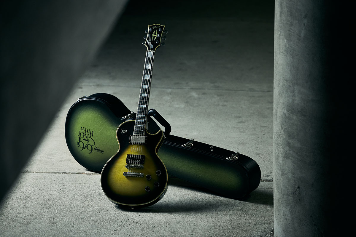 ギブソン カスタムショップから 米国のロックバンド トゥール のギタリスト アダム ジョーンズの最新シグネチャー モデル アダム ジョーンズ 1979 V2 レスポール カスタム アンティーク シルバーバースト がリリース Gibson Japan