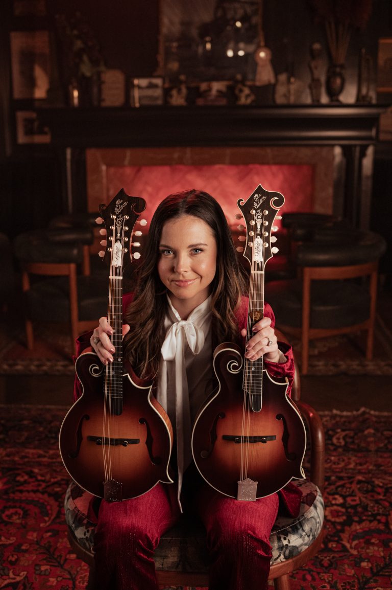 ギブソンから、米国の若きマンドリンの名手 シエラ・ハルの初となる