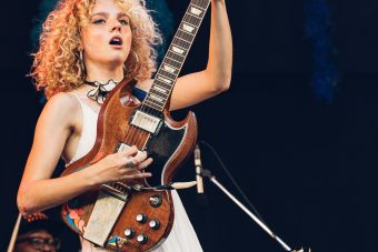 ギブソンがサポートする、新たなギターヒロイン <br/>Grace Bowers（グレース・バウワーズ） FUJI ROCK FESTIVAL’25 LIVE REPORT