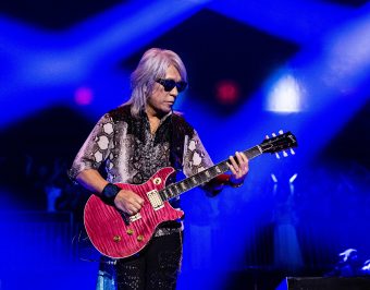 ギブソン・カスタム、B’z 松本孝弘氏の最新シグネチャー・モデル 『Tak Matsumoto DC Standard Flame Top/Translucent Pink』発売決定！